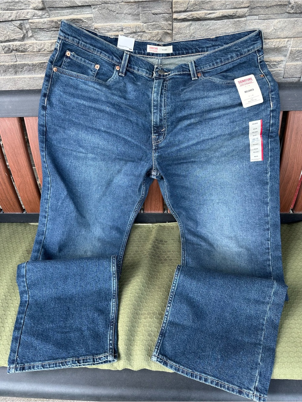 Signature by Levi Strauss Men's Medium Blue Relaxed Jeans